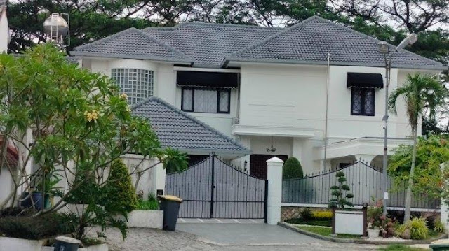 rumah mewah yang diduga milik mantan Kepala Dinas PUPR Sumatra Utara, Topan Obaja Putra Ginting (TOPG).