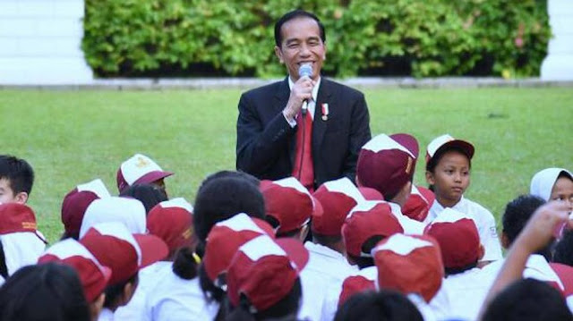 Peneliti LSI Denny JA, Ardian Sopa, saat memaparkan survei kepercayaan publik terhadap isu ijazah palsu Presiden Jokowi. (Foto: Ist)