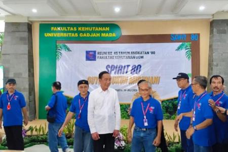 Presiden ke-7 RI, Joko Widodo, tampil beda saat menghadiri reuni Angkatan 80 Fakultas Kehutanan UGM, mengenakan kemeja putih sementara alumni lain seragam biru. (Foto: Ist)