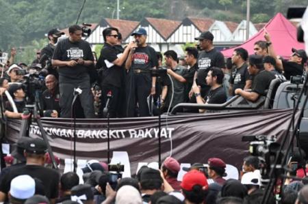 Mantan Perdana Menteri Malaysia, Mahathir Mohamad, ikut berorasi dalam aksi demonstrasi menuntut Anwar Ibrahim mundur di Kuala Lumpur, Sabtu (26/7/2025). Foto: CNA