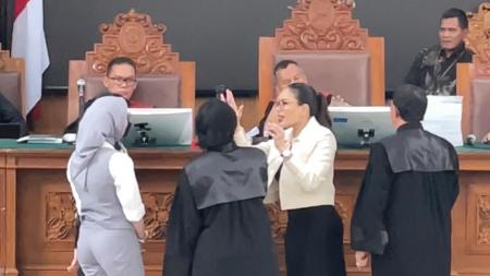 Artis Nikita Mirzani (kiri) saat tiba di Pengadilan Negeri Jakarta Selatan, Kamis (31/7/2025), sebelum melayangkan tuduhan pengaturan sidang terhadap Reza Gladys.