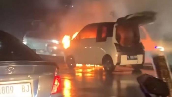 Viral Mobil Listrik Air EV Terbakar di Bandung, Wuling Klaim Bukan dari Baterai