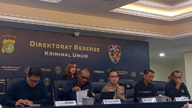 Ketua Apsifor Nathanael EJ Sumampouw bersama pejabat Polda Metro Jaya memberikan penjelasan terkait penyebab kematian diplomat muda Kemlu Arya Daru Pangayunan dalam konferensi pers, Selasa (29/7/2025).