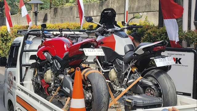 Satu unit motor Ducati Multistrada V4 (depan) dan sejumlah mobil yang diamankan KPK sebagai barang bukti dalam kasus korupsi yang menjerat Wamenaker Immanuel Ebenezer, Jakarta, Rabu (21/8/2025).
