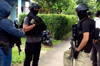 Ketua IPW Sugeng Teguh Santoso memberikan keterangan pers terkait dugaan penculikan dan penganiayaan anggota Densus 88 oleh BAIS TNI di Jakarta, 8 Agustus 2025.