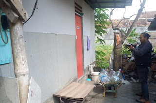 Ketua RT 11 Plumbon, Sutrisno, membantah adanya laporan warga terkait aktivitas judi online di kontrakan yang digerebek polisi, 8 Agustus 2025.