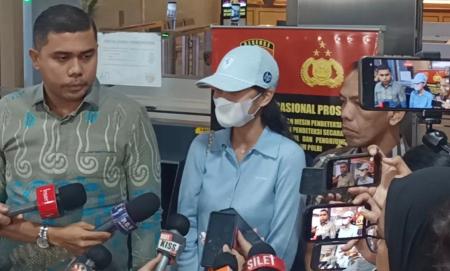 Selebgram Azizah Salsha (tengah) didampingi kuasa hukumnya saat memberikan pernyataan pers di Bareskrim Polri, Jakarta Selatan, terkait laporannya terhadap dua akun media sosial yang diduga menyebarkan fitnah perselingkuhan, Selasa (12/8/2025).