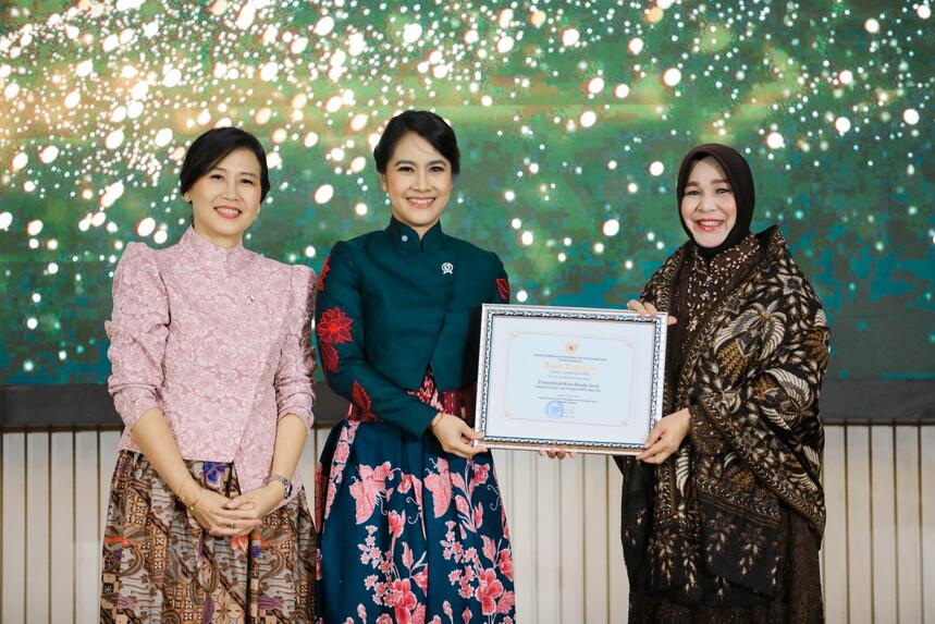 Wakil Menteri Kependudukan dan Pembangunan Keluarga Berencana Nasional/BKKBN Ratu Isyana Bagoes Oka menyerahkan penghargaan Kota Layak Anak 2025 kepada Wali Kota Banda Aceh Illiza Sa'aduddin di Jakarta, Jum'at malam, 8 Agustus 2025. (Foto: Ist)
