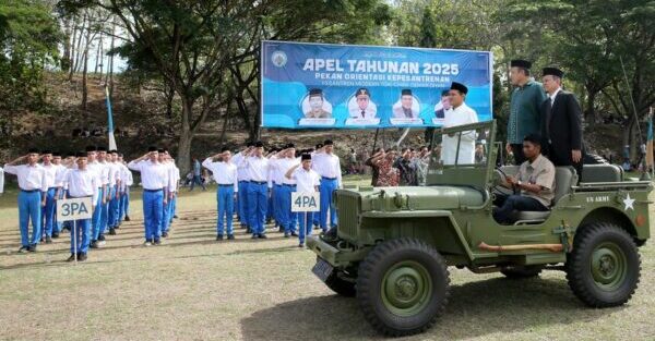 Wakil Gubernur Aceh Fadhlullah (tengah) saat menjadi Inspektur Upacara pada apel tahunan Pesantren Modern Tgk Chik Oemar Diyan, yang turut dihadiri Wali Kota Banda Aceh Illiza Sa’aduddin Djamal (kedua dari kanan), Aceh Besar, Minggu (24/8/2025).