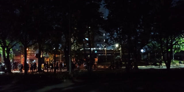 Aparat kepolisian menembakkan gas air mata untuk membubarkan massa yang menyerang Mapolres Metro Bekasi Kota, di mana lampu penerangan jalan di depan markas dipadamkan, Bekasi, Minggu (31/8/2025).