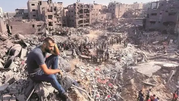 Warga Palestina mengungsi di antara reruntuhan bangunan akibat serangan Israel di Kota Gaza, Jumat (15/8/2025).