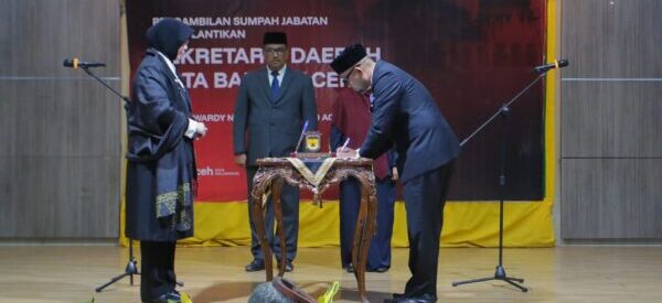Wali Kota Banda Aceh Illiza Sa’aduddin Djamal (kanan) saat melantik Ir Jalaluddin ST MT sebagai Sekretaris Daerah Kota Banda Aceh, di aula balai kota, Banda Aceh, Selasa (19/8/2025).