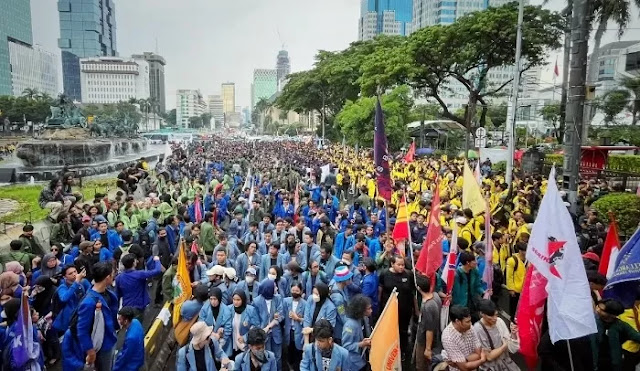 BEM UI di kampus Depok, mengkritik DPR sebagai 'pengkhianat rakyat' dan mengajak mahasiswa bersatu untuk menyikapi ketidakadilan, Senin (25/8/2025).