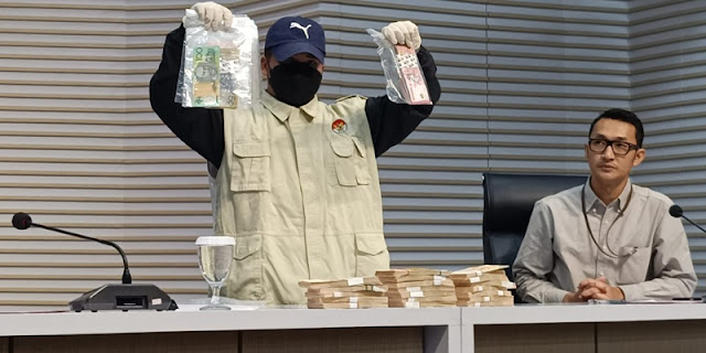 Satu unit mobil Rubicon hingga uang Rp2,4 miliar diamankan Komisi Pemberantasan Korupsi (KPK) dari operasi tangkap tangan (OTT) Direktur Utama (Dirut) PT Eksploitasi dan Industri Hutan (Inhutani) V, Dicky Yuana Rady dkk.