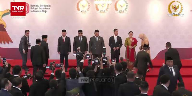 Presiden Prabowo Subianto (tengah) saat tiba di Gedung Nusantara dan disambut oleh Ketua MPR Ahmad Muzani, Ketua DPR Puan Maharani, dan Ketua DPD Sultan Najamudin, Jumat (15/8/2025).