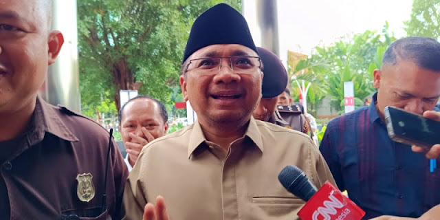 Mantan Menteri Agama Yaqut Cholil Qoumas meninggalkan Gedung Merah Putih KPK usai menjalani pemeriksaan terkait dugaan korupsi kuota haji.