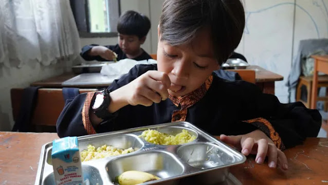 Menteri Agama Nasaruddin Umar saat memberikan keterangan pers di Madrasah Tsanawiyah Negeri 6 Jakarta terkait isu food tray impor yang disebut mengandung bahan berbahaya, Selasa (26/8/2025).