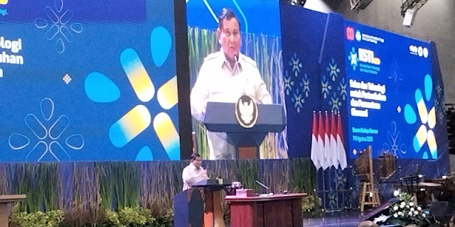 Presiden Prabowo Subianto berbincang hangat dengan sejumlah menteri dalam pembukaan Konvensi Sains, Teknologi, dan Industri Indonesia (KSTI) 2025 di ITB, Kamis (7/8/2025). | Foto: Biro Pers Sekretariat Presiden