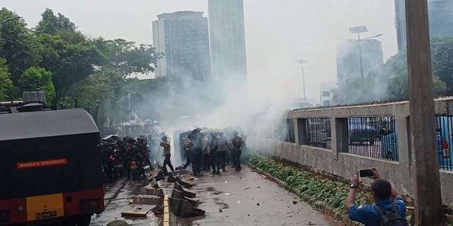 Aparat kepolisian menggunakan gas air mata dan meriam air (water cannon) untuk membubarkan massa demonstran di depan Gedung DPR RI, Jakarta, Senin (25/8/2025).