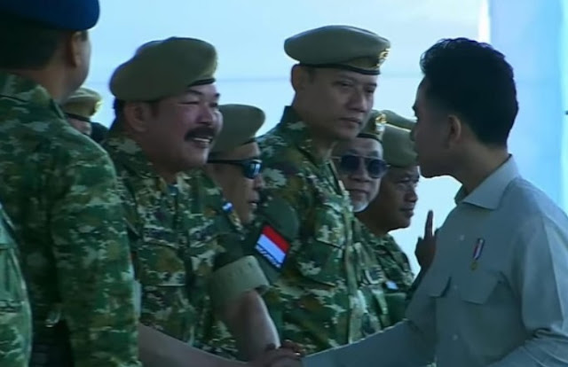 Momen Gibran Rakabuming Raka tidak menyalami AHY saat Upacara Gelar Pasukan Operasional di Batujajar, memicu spekulasi ketegangan politik.
