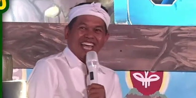Gubernur Jawa Barat Dedi Mulyadi saat bercanda dengan mahasiswa IPB University dalam acara MPKMB ke-62, Bogor, 11 Agustus 2025.