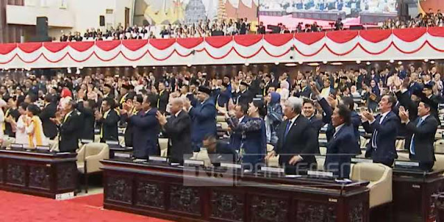 Presiden Prabowo Subianto saat menyampaikan pidato di Sidang Paripurna DPR RI, di mana ia menyoroti bonus komisaris BUMN yang tidak sesuai dengan kinerja, di Jakarta, Jumat (15/8/2025).