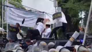 Bupati Pati Sudewo dihujani lemparan botol dan benda lain saat mencoba menemui pengunjuk rasa di depan Kantor Bupati, Rabu (13/8/2025).