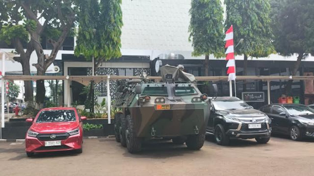 Dua unit panser Anoa milik TNI tampak terparkir di kompleks Kejaksaan Agung RI, Jakarta, Selasa (5/8/2025).