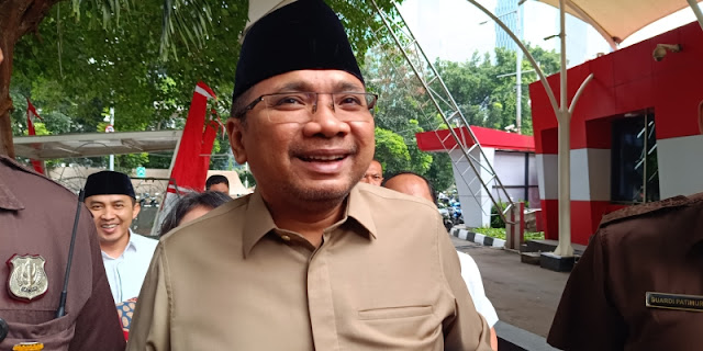 KPK melarang mantan Menteri Agama Yaqut Cholil Qoumas bepergian ke luar negeri selama enam bulan ke depan terkait penyidikan dugaan korupsi kuota haji 2023-2024 yang merugikan negara lebih dari Rp1 triliun.