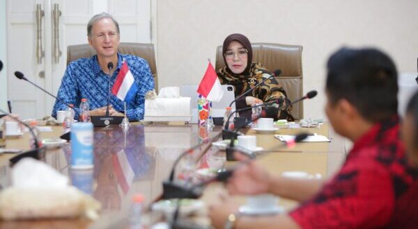Wali Kota Banda Aceh, Illiza Sa’aduddin Djamal (kanan), saat berdiskusi dengan Duta Besar Belanda untuk Indonesia, Marc Gerritsen (kiri), dalam sebuah pertemuan di pendopo wali kota, Banda Aceh, Kamis (14/8/2025).