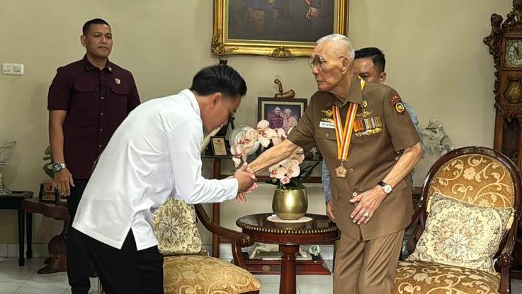 Wapres RI Gibran Rakabuming Raka bersilaturahmi ke kediaman Wapres ke-6 RI Jenderal (Purn) Try Sutrisno di Jakarta, Rabu (13/8/2025)