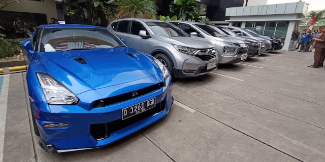 Sebanyak 22 kendaraan mobil dan motor hasil operasi tangkap tangan (OTT) terhadap Wakil Menteri Ketenagakerjaan (Wamenaker), Immanuel Ebenezer alias Noel dan 13 orang lainnya dipamerkan Komisi Pemberantasan Korupsi (KPK).