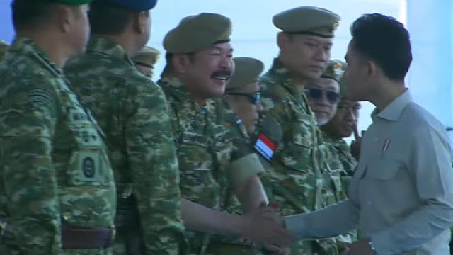 Wakil Presiden Gibran Rakabuming Raka saat menghadiri Upacara Gelar Pasukan Operasional dan Kehormatan Militer di Batujajar, Bandung, melewati tiga ketua umum partai pendukung pemerintah tanpa bersalaman.