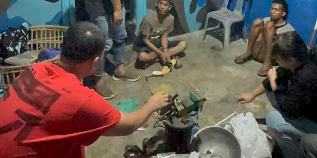 Direktorat Reserse Narkoba Polda Sumatera Utara membongkar pabrik ekstasi rumahan yang beroperasi di balik kantor Subrayon AMPI Hamdan, Jalan Teratai, Medan Maimun, Kota Medan.