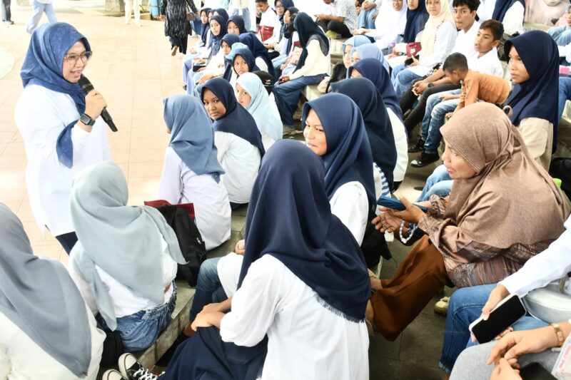 Ketua TP PKK Banda Aceh Dessy Maulidha berdialog bersama Forum Anak dan para orang tua dalam peringatan Hari Anak Nasional 2025 di Taman Putroe Phang, Minggu (3/8/2025). (Foto: Infoaceh.net)