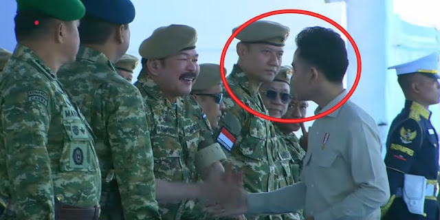Wakil Presiden Gibran Rakabuming Raka saat menghadiri upacara militer di Batujajar, Jawa Barat, tanpa menyalami AHY.