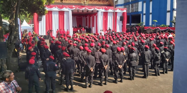 Ketua Umum DPP PDIP Megawati Soekarnoputri meminta seluruh kader banteng moncong putih untuk tidak merasa lebih tinggi dari rakyat.