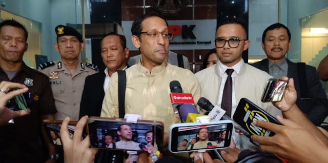 Usai diperiksa selama sembilan jam lebih, mantan Mendikbudristek Nadiem Makarim buru-buru meninggalkan Gedung Komisi Pemberantasan Korupsi (KPK) untuk kembali ke keluarga.