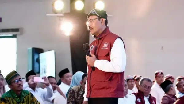 Menteri Sosial Saifullah Yusuf (Gus Ipul) memberikan keterangan terkait dana bansos mengendap Rp2,1 triliun di rekening penerima, Jakarta, Rabu (6/8/2025).