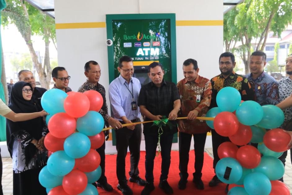 Wali Kota Lhokseumawe Sayuti Abubakar meresmikan layanan ATM Drive Thru pertama milik Bank Aceh Syariah, Kamis (31/7) yang berlokasi di kawasan Taman Riyadhah. (Foto: Ist)