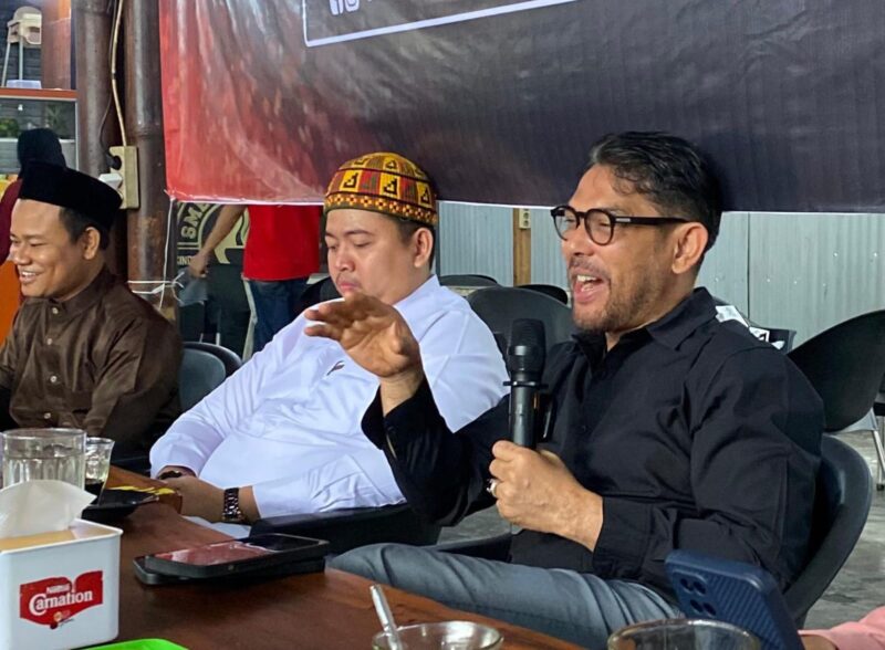 Anggota Komisi III DPR RI asal Aceh, M Nasir Djamil pada diskusi publik bertajuk Obrolan Opini Terkini (NGOPI) bersama Gerakan Pemuda Subuh (GPS) di Banda Aceh, Sabtu pagi (2/8). (Foto: For Infoaceh.net)
