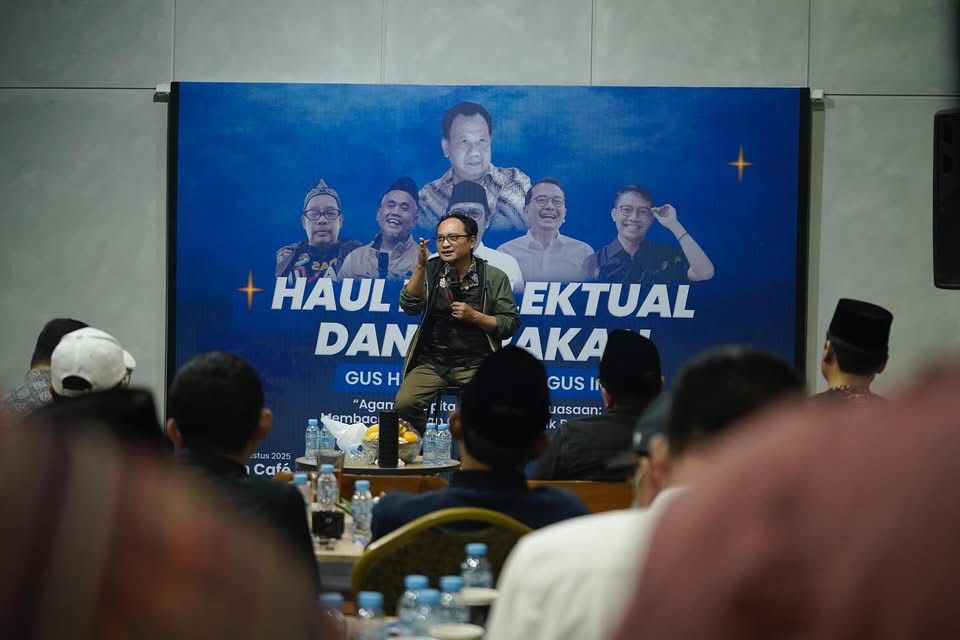 Sekjen PKB Hasanuddin Wahid saat memberikan refleksi kebangsaan dalam Haul KH Hasyim Wahid (Gus Im) di Bandung, Sabtu malam (2/8/2025).