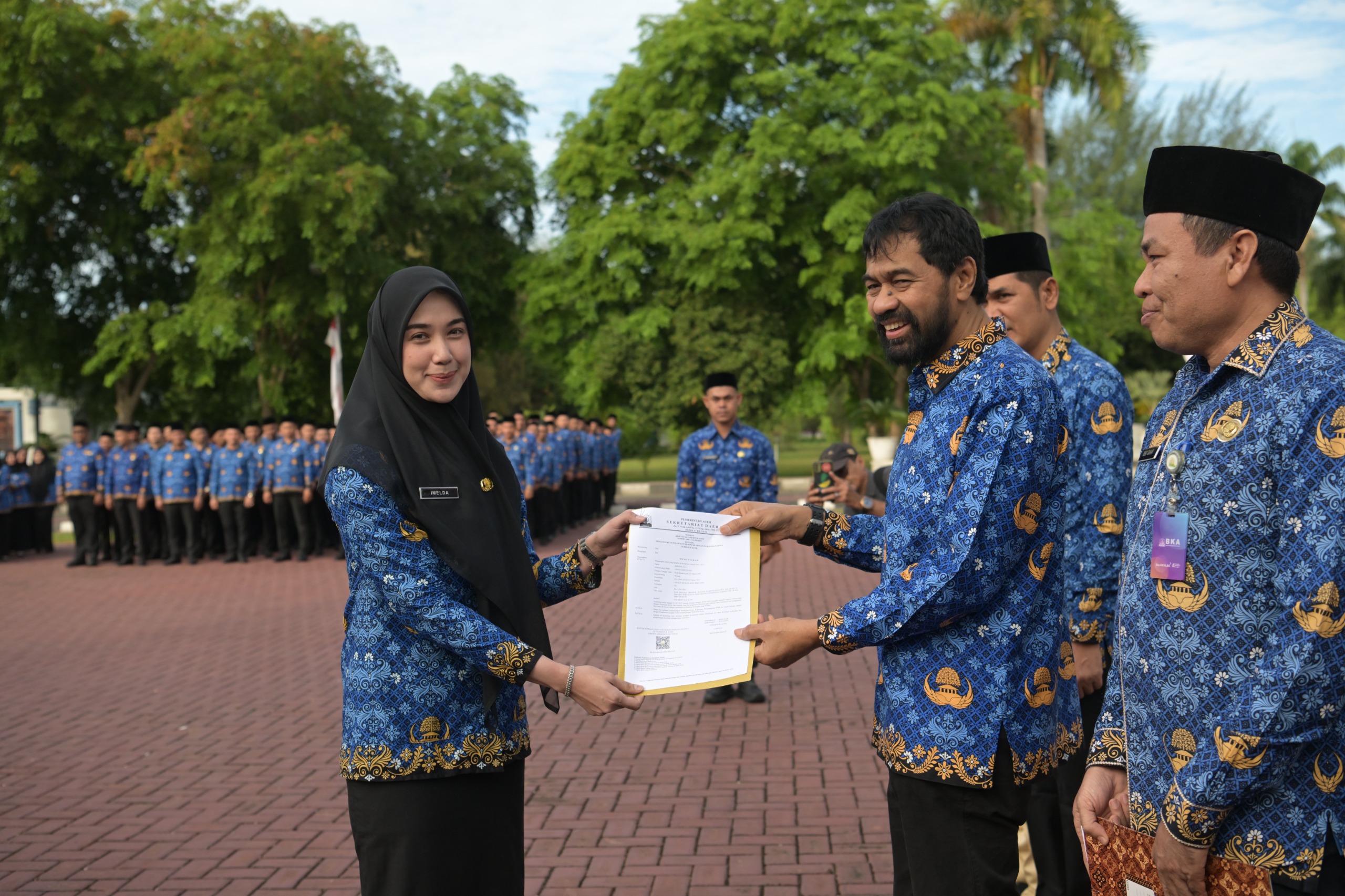 Gubernur Aceh Muzakir Manaf didampingi Plt Sekda Aceh dan Kepala BKA menyerahkan SK PPPK secara simbolis pada apel pagi, di halaman Kantor Gubernur Aceh, Senin (4/8)