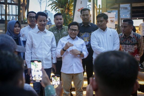 Menko PM Abdul Muhaimin Iskandar (Cak Imin) berdialog bersama perwakilan Kelompok Cipayung Jawa Timur di Kopi Nako, Jakarta, Selasa (5/8/2025)