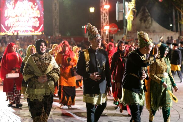 Wali Kota Banda Aceh Illiza Sa’aduddin Djamal dan Wakil Wali Kota Afdhal Khalilullah memimpin parade budaya delegasi Banda Aceh dalam ajang JKPI XI di Jalan Malioboro, Yogyakarta, Rabu malam, 6 Agustus 2025. (Foto: Pemko Banda Aceh)