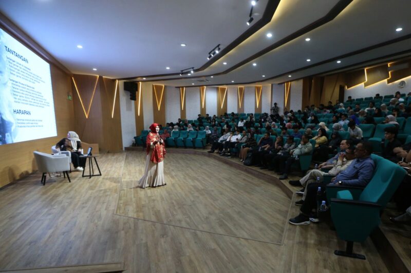 Wali Kota Banda Aceh, Illiza Sa’aduddin Djamal, saat memberikan kuliah umum tentang kepemimpinan perempuan di hadapan puluhan mahasiswa Hubungan Internasional UII Yogyakarta, Kamis (7/8/2025).
