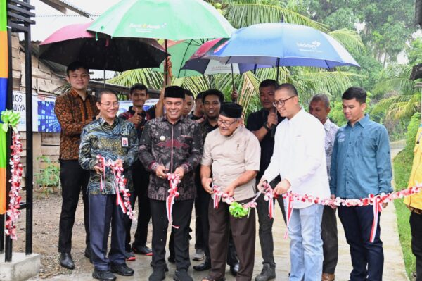 Bupati Aceh Besar Muharram Idris memotong pita sebagai tanda peresmian pembangunan Jalan Masjid Tuha, Gampong Lamrabo, Kecamatan Kuta Baro, Kamis (7/8/2025). (Foto: Ist)