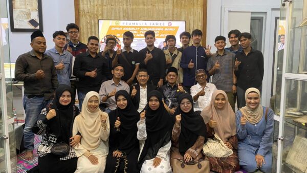 Puluhan mahasiswa asal Thailand yang belajar di berbagai Perguruan Tinggi di Aceh disambut Anggota DPRA, Khalid di Museum Rumoh Manuskrip Aceh milik budayawan Tarmizi A Hamid, Ahad (10/8). (Foto: For Infoaceh.net)