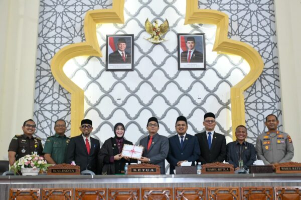 Wali Kota Banda Aceh Illiza Sa’aduddin Djamal menyerahkan dokumen RKUA-PPAS 2026 kepada Ketua DPRK Banda Aceh Irwansyah dalam rapat paripurna, Senin (11/8/2025).
