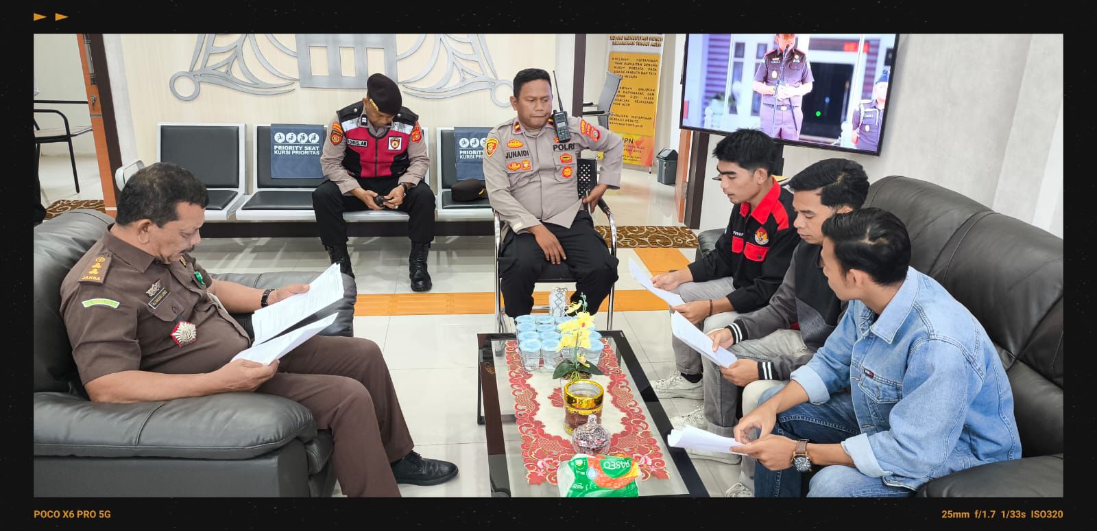 Sejumlah mahasiswa yang tergabung dalam ALAMP AKSI Banda Aceh mendatangi Gedung Kejati Aceh, Senin (11/8), menuntut penegakan hukum dugaan korupsi di BPKS Sabang. (Foto: Ist)